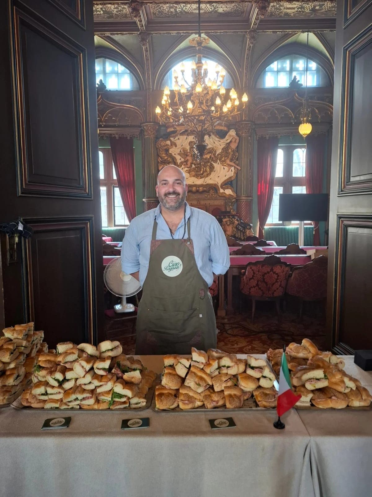 Plateaux de mafalde dressés pour une réception, dans une salle d’apparat liégeoise